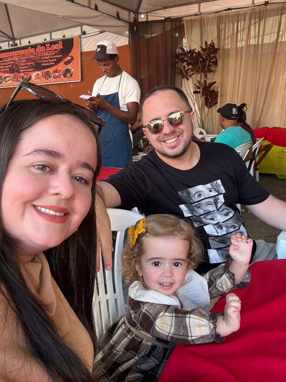 Patrick Pecegueiro com a esposa Izabella e a filha Ísis